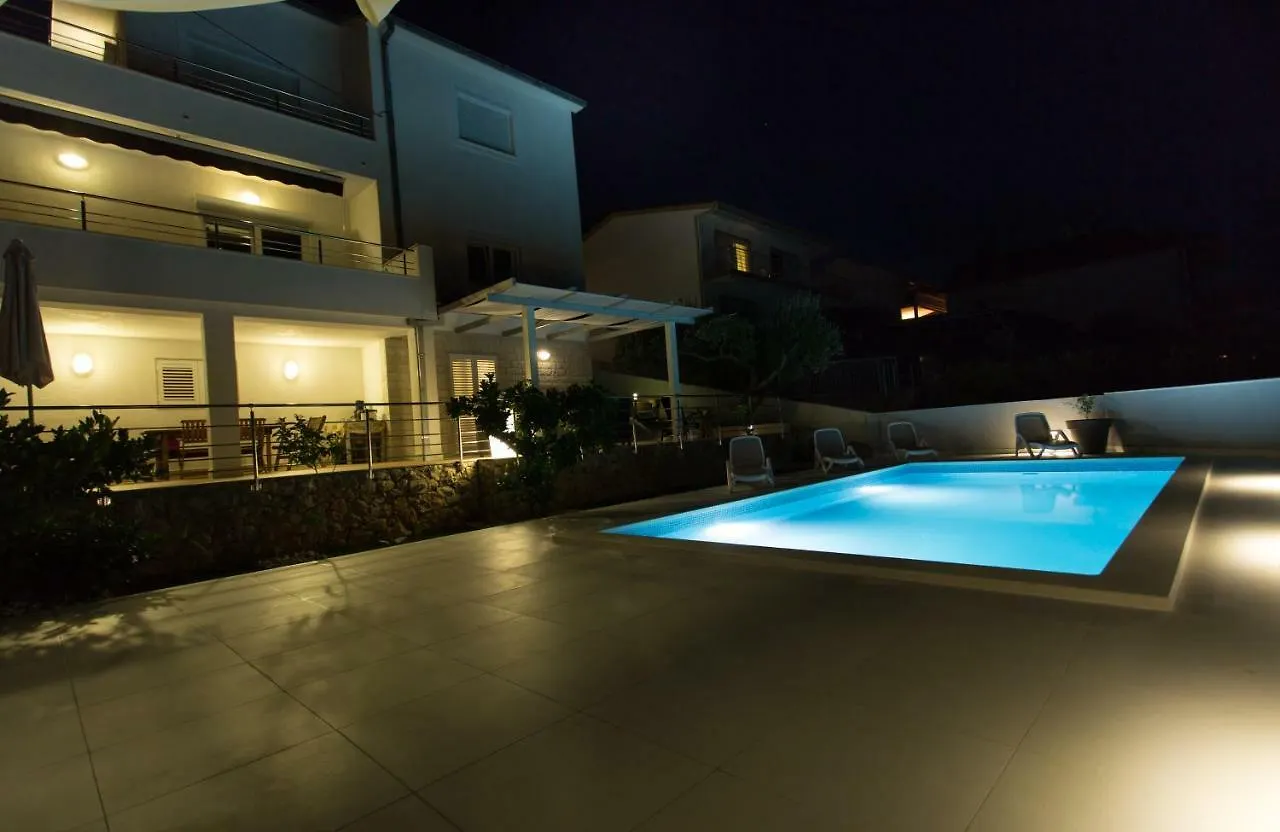 Charming Modern House With The New Swimming Pool - Apartment Maya 2 トロギール